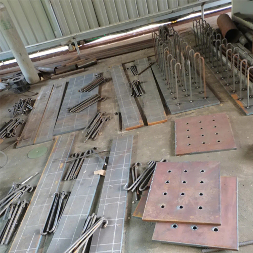 有哪些其他因素会影响定安预埋件位置的确定？